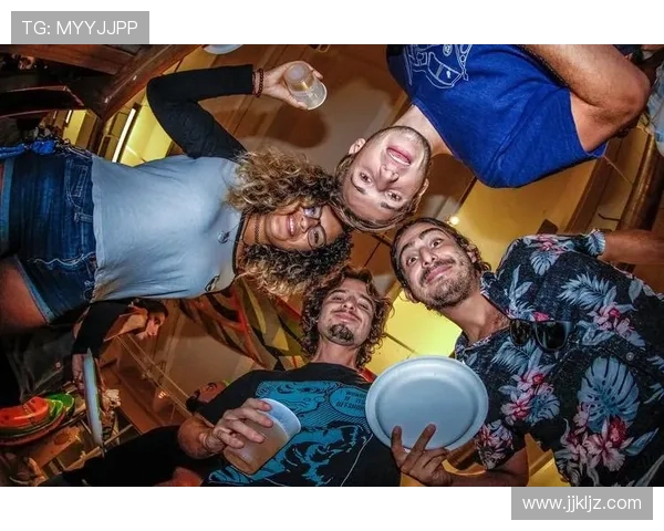 巴洛特利又穿着传奇丑T去豪宅开派对，门卫都看懵了！