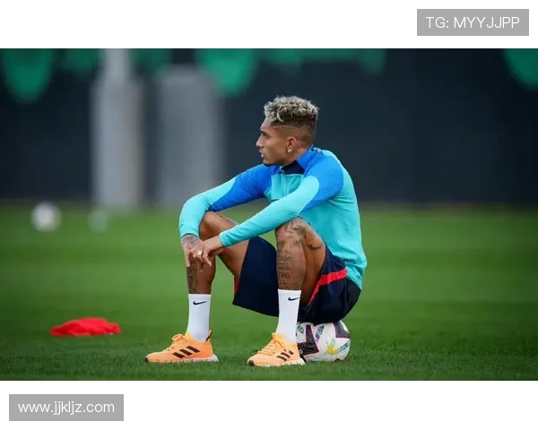 拉菲尼亚训练完顺手给家里泳池换水