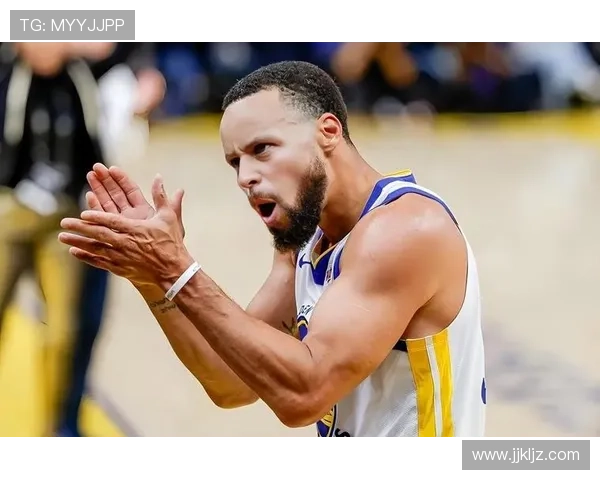 汤普森较以往更靠无球跑位，配合库里拉开三分空间